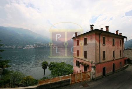 home for sale directly on the lake Como